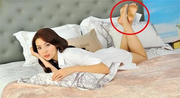 Hoa[-]hậu[-]Kỳ[-]Duyên[-]tiếp[-]tục[-]"nhận[-]gạch"[-]vì[-]chân...[-]bẩn